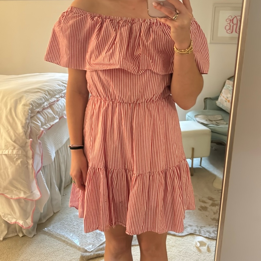 On/ off the shoulder midi/ mini dress! Stretchable material near neckline!